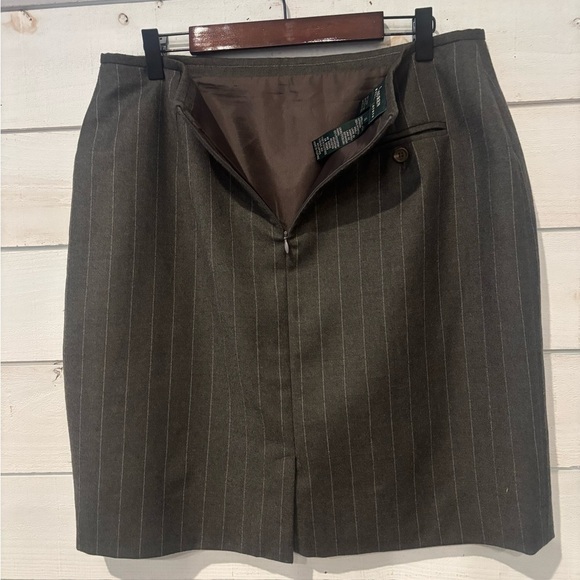 Lauren Ralph Lauren 100%
Worsted Wool Pencil Skirt Size 14
Charcoal Gray Striped - Picture 7 of 11